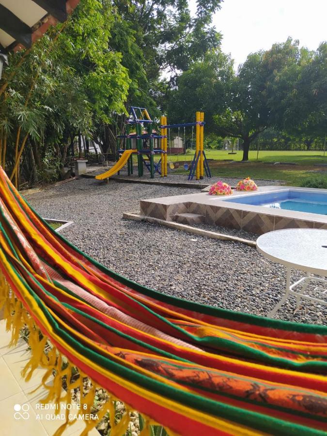 Casa Campo Emaus Caucasia エクステリア 写真